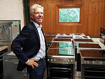 Daglig leder Pål Haugen i OmBrukt AS med ombrukskomfyrer fra Norsk Ombruk AS. Foto: Jan Røsholm Daglig leder Pål Haugen i OmBrukt AS med ombrukskomfyrer fra Norsk Ombruk AS. Foto: Jan Røsholm