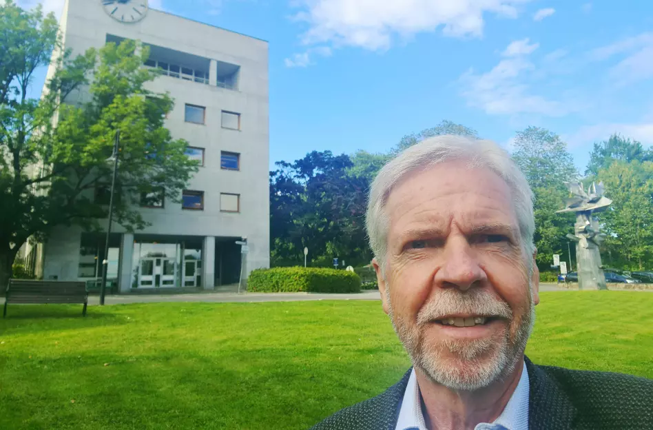 Daglig leder Pål Haugen i OmBrukt AS utenfor Radiohuset ved NRK Marienlyst. Foto: Pål Haugen