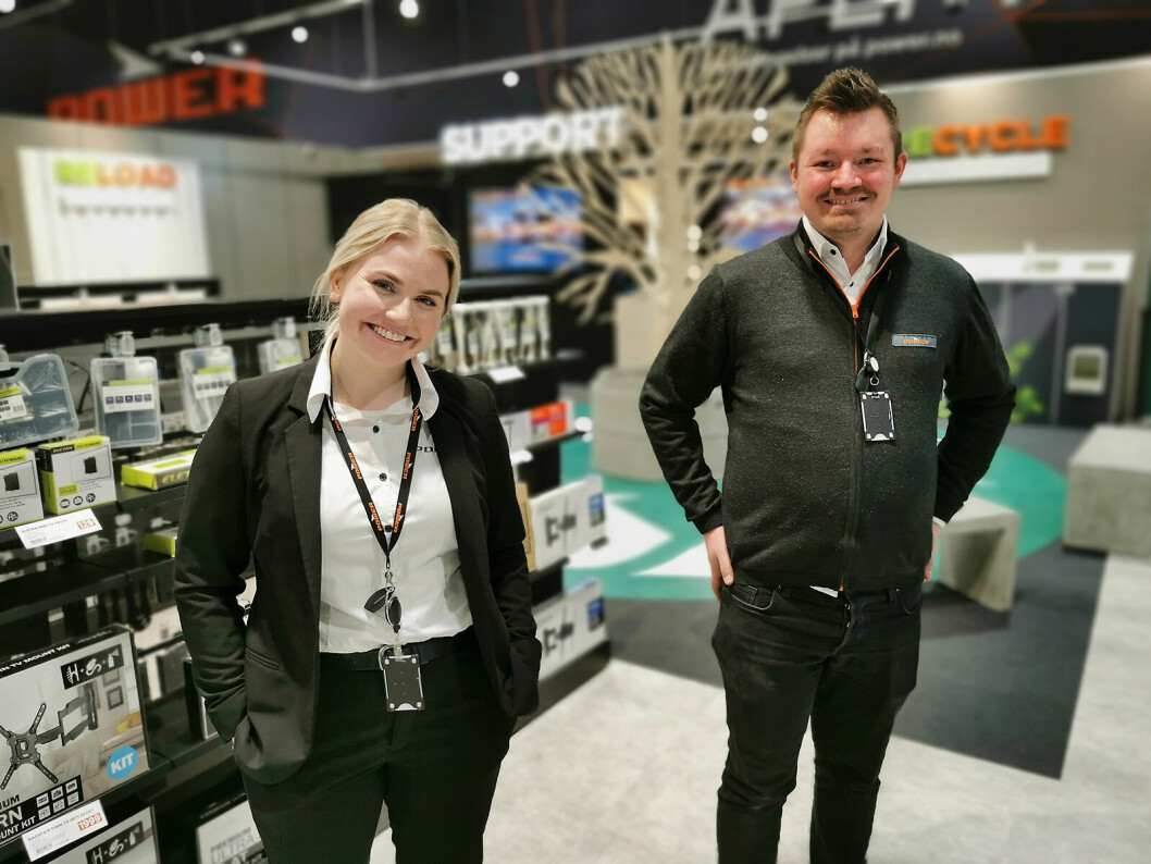 Prosjektleder Ine Opseth og salgsleder Sondre Soltun ved RePower-butikken på Alnabru. Foto: Stian Sønsteng